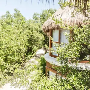 Hotel Mamasan Treehouses & Tulum